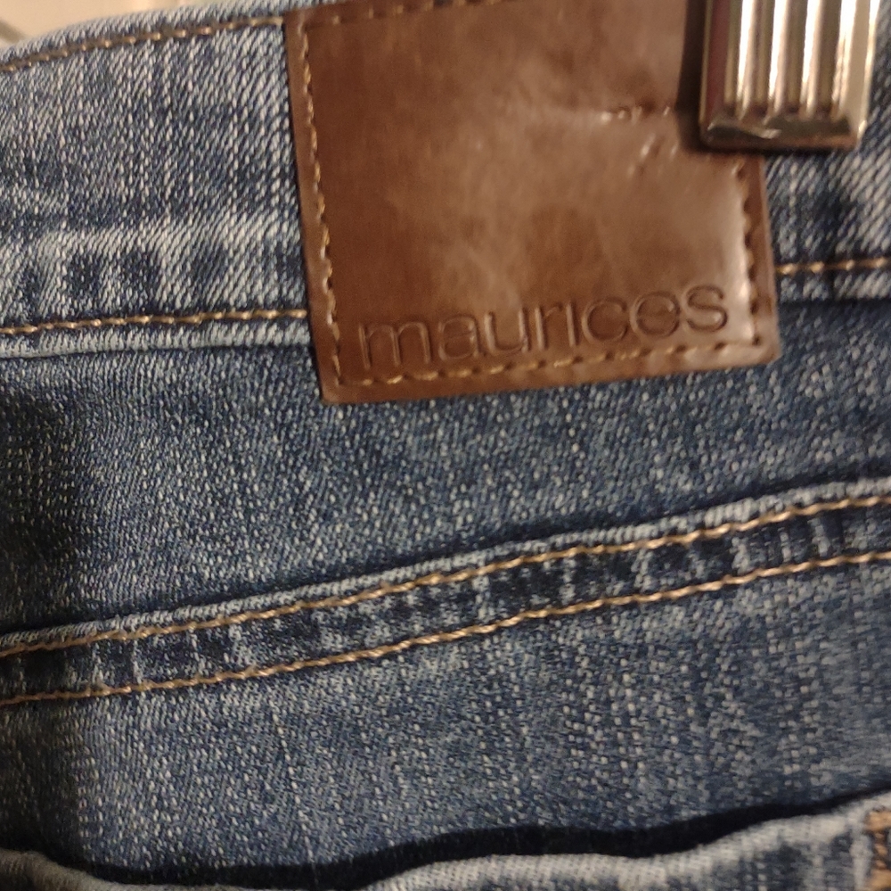 Woman's Maurices size 8 Mid Rise button up denim jean shorts - Picture 4 of 5